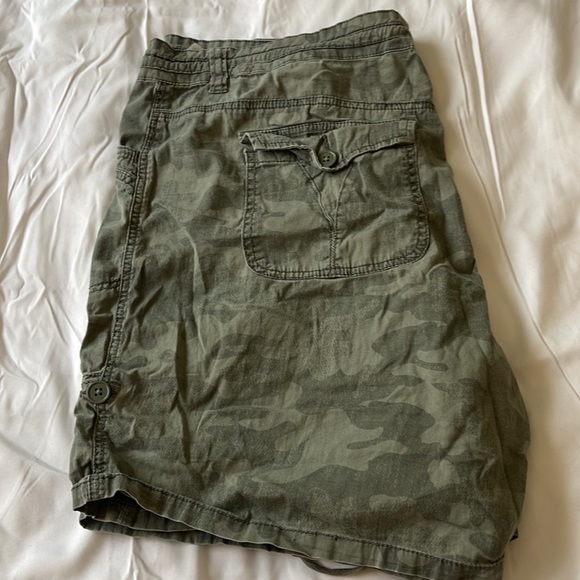 Green Shorts 16 - Picture 4 of 4
